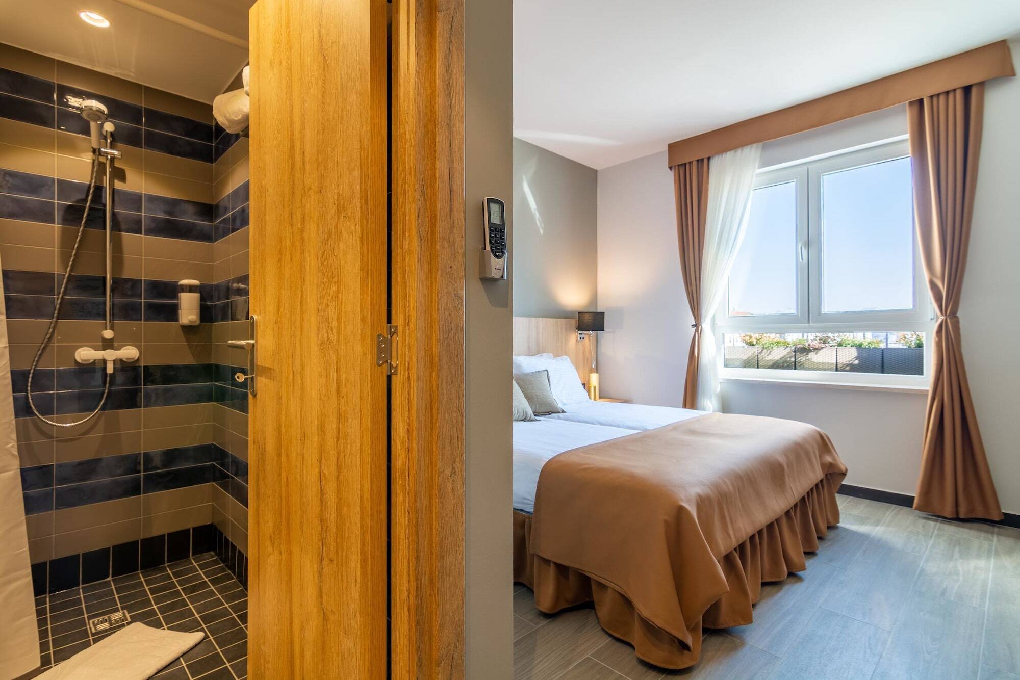 Hotel Resurs Подгориця Екстер'єр фото