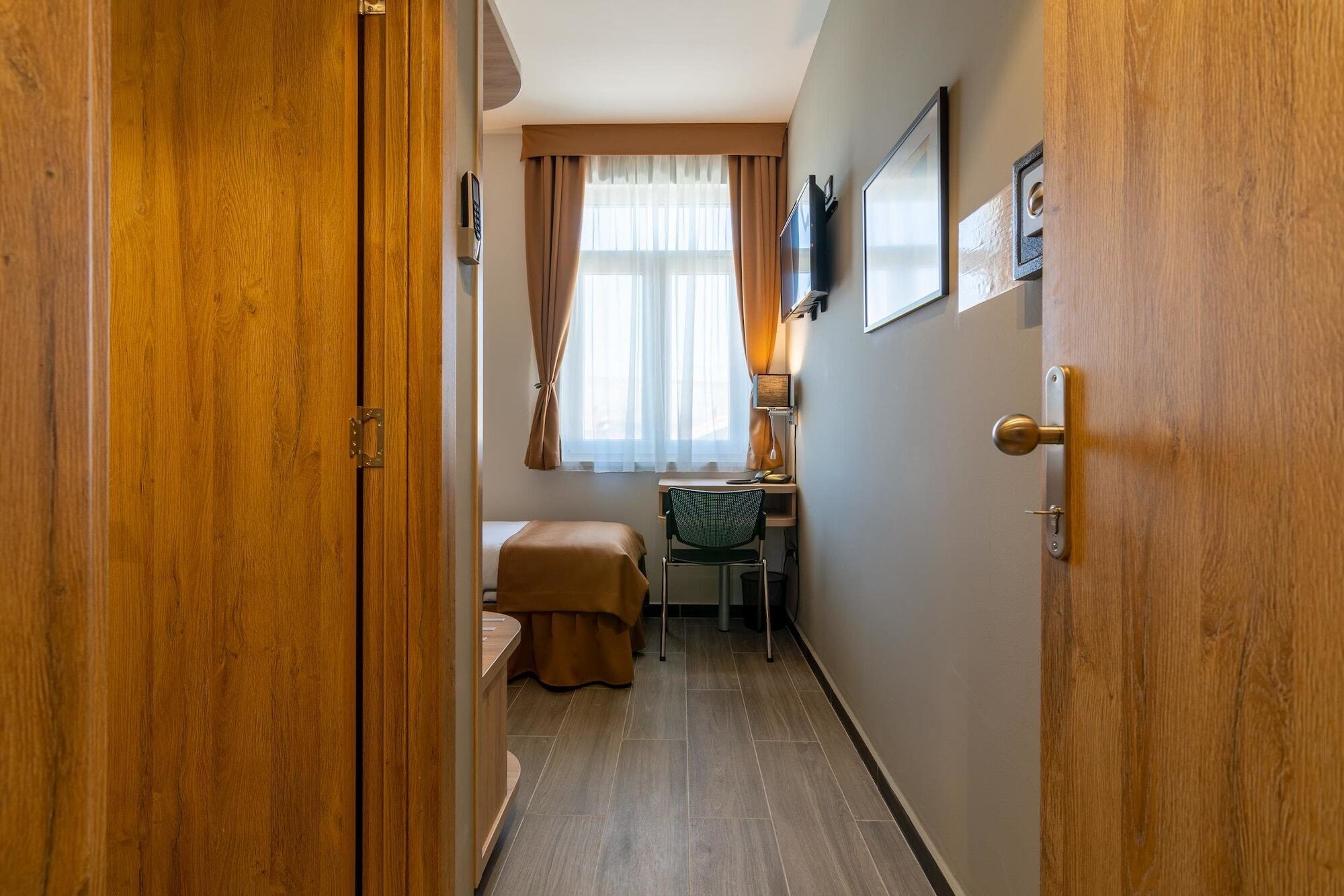 Hotel Resurs Подгориця Екстер'єр фото