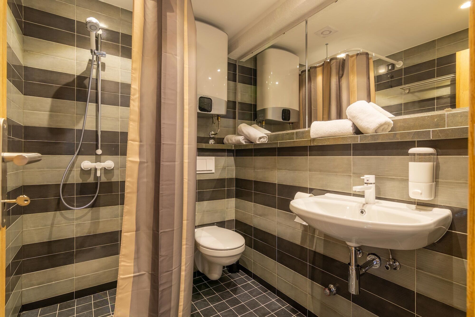 Hotel Resurs Подгориця Екстер'єр фото