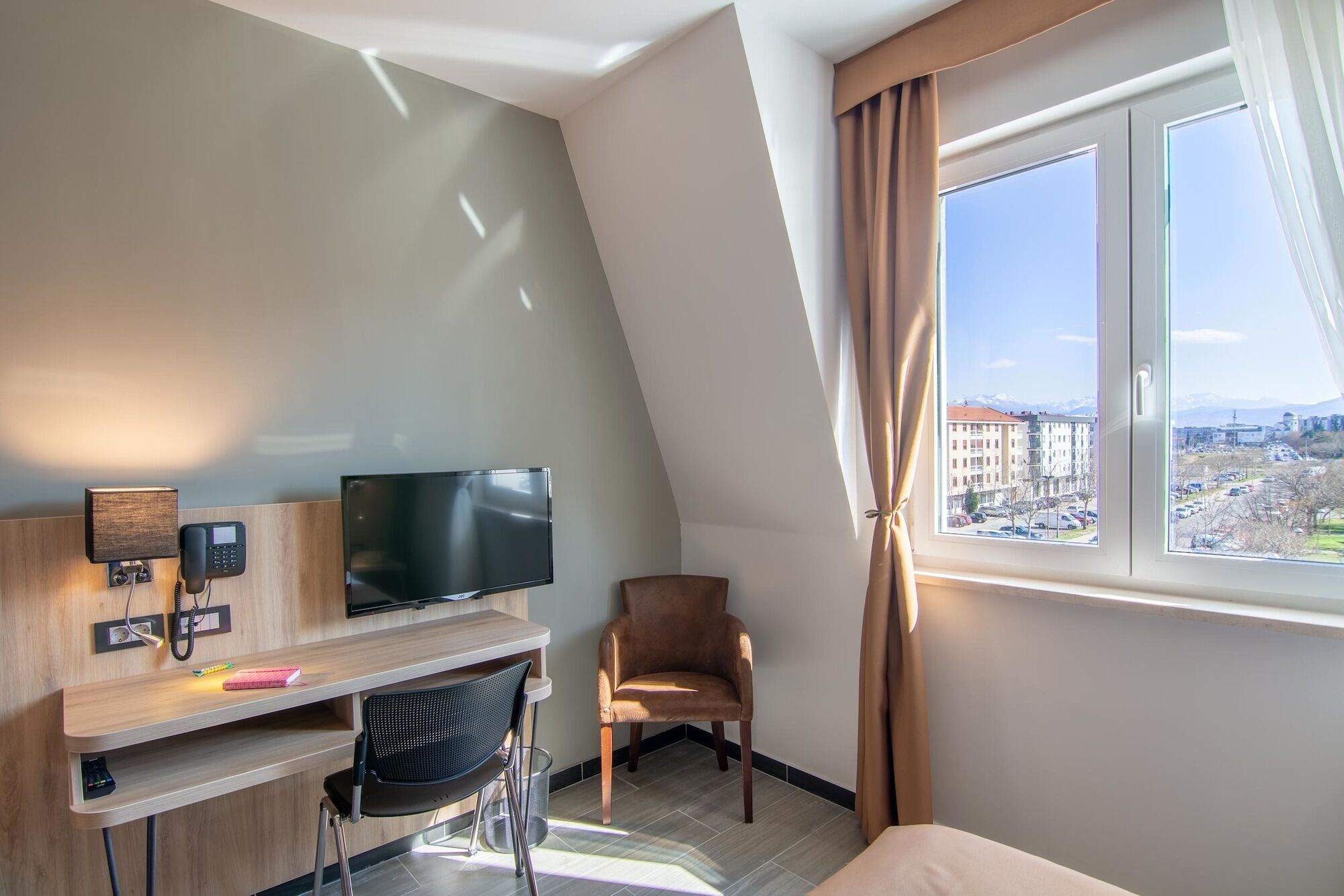 Hotel Resurs Подгориця Екстер'єр фото